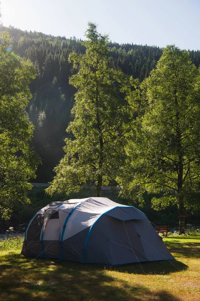 Zomer Landschap Met Camp Tent Bos Gudvangen Neirofjord Noorwegen — Gratis stockfoto