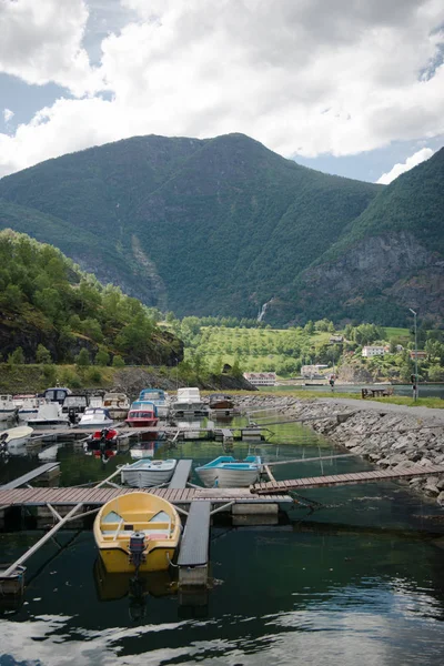 Hajós Körutazások Csónakok Kikötve Fenséges Hegyek Közelében Aurlandsfjord Flam Aurlandsfjorden — ingyenes stock fotók