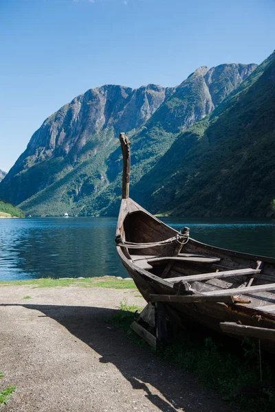 Antiguo Barco Vikingo Aldea Gudvangen Cerca Flam Noruega — Foto de stock gratis