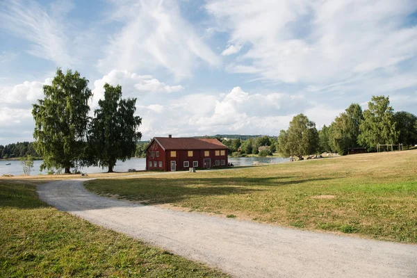 Escena Rural Con Campo Casas Bajo Cielo Azul Hamar Hedmark — Foto de stock gratis