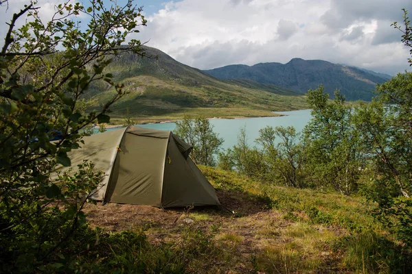 Tienda Campaña Turística Hermoso Lago Gjende Cresta Besseggen Parque Nacional — Foto de stock gratis