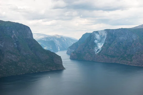 Majestuosa Vista Mar Fiordo Aurlandsfjord Desde Mirador Stegastein Aurland Noruega — Foto de stock gratuita