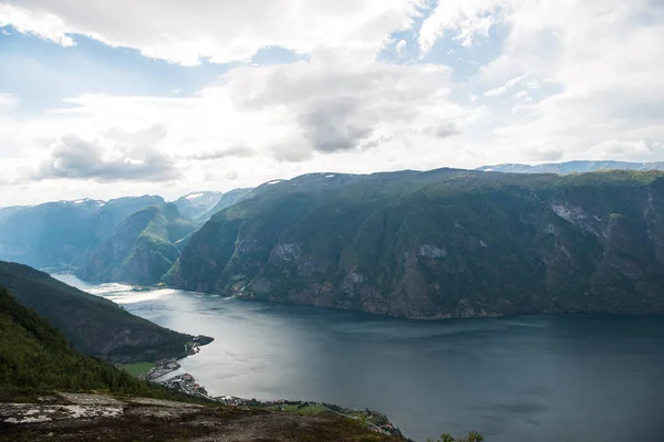 Majestuosa Vista Mar Fiordo Aurlandsfjord Desde Mirador Stegastein Aurland Noruega — Foto de stock gratuita