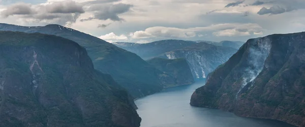 Majestatyczny Widok Morze Okolicach Sognefjordu Stegastein Punktu Widzenia Aurland Norwegia — Darmowe zdjęcie stockowe