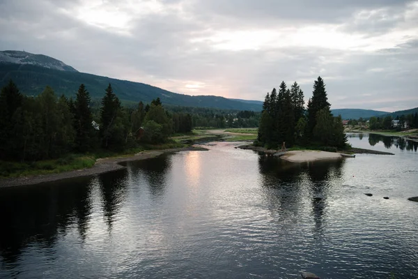 Річка Вічнозелені Дерева Берегах Сонячному Світлі Трисіл Найбільший Гірськолижний Курорт — Безкоштовне стокове фото