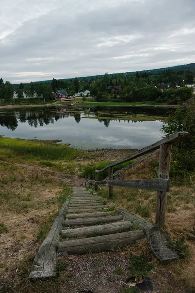 Árboles Río Hoja Perenne Orillas Del Sol Trysil Estación Esquí — Foto de stock gratis