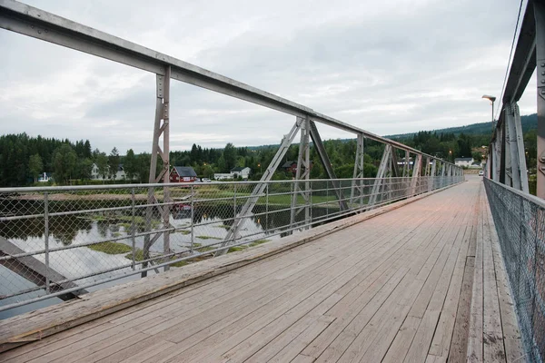 ノルウェー最大のスキーリゾートであるトリシルの川に架かる橋  — 無料ストックフォト