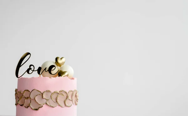裸の誕生日ケーキ バレンタインデー クリームと素朴な層自家製ケーキ チョコレートと果物で飾られたデザート 選択的フォーカス ケーキのピース ビーガン生ケーキ — ストック写真