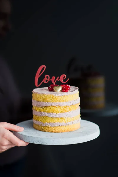 Nackte Geburtstagstorte Valentinstag Rustikale Schicht Hausgemachten Kuchen Mit Sahne Dessert — Stockfoto