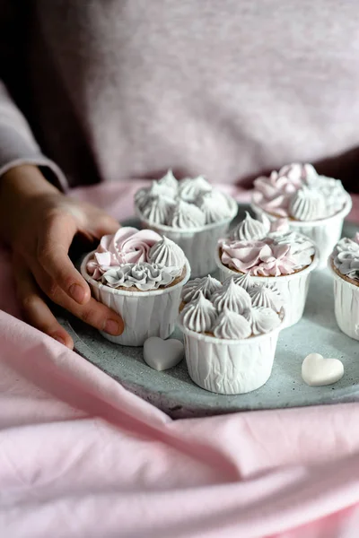Mani Donna Che Tengono Cupcake Saporiti Cupcake Muffin Alla Vaniglia — Foto Stock