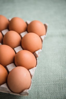 Arka plandaki karton kutuda tavuk yumurtası. Çiftlikten organik ürünler. Uzayı kopyala Kahvaltı menüsü konsepti. 