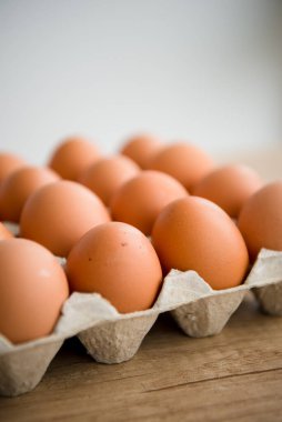 Arka plandaki karton kutuda tavuk yumurtası. Çiftlikten organik ürünler. Uzayı kopyala Kahvaltı menüsü konsepti. 