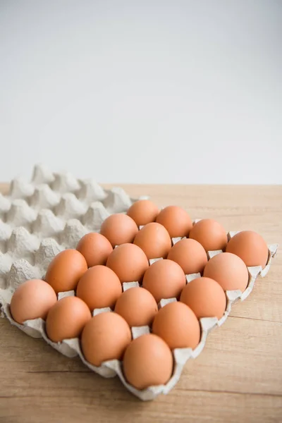 Huevos Gallina Caja Cartón Papel Mesa Fondo Productos Ecológicos Granja —  Fotos de Stock