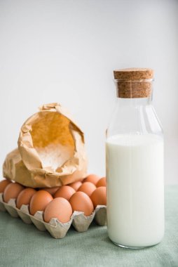Arka plandaki karton kutuda tavuk yumurtası. Çiftlikten organik ürünler. Uzayı kopyala Kahvaltı menüsü konsepti. 