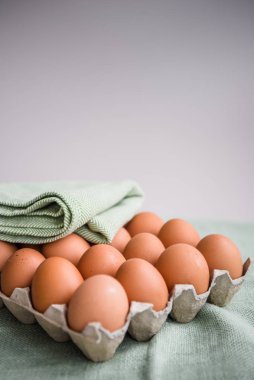 Arka plandaki karton kutuda tavuk yumurtası. Çiftlikten organik ürünler. Uzayı kopyala Kahvaltı menüsü konsepti. 