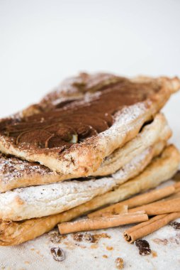 Çıtır çıtır börek. Ev yapımı armutlu turta. Üst Manzara. Dilimlenmiş armut ve çikolata tozuyla lezzetli bir tatlı..