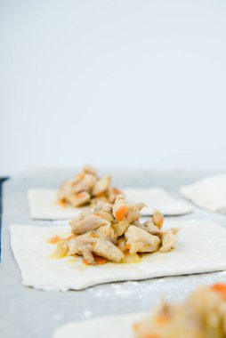 Doldurulmuş çiğ hamur. Hamur hazırlığı. Yemek pişirme süreci. Tavuklu turta..  