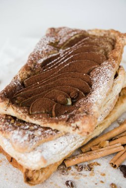 Çıtır çıtır börek. Ev yapımı armutlu turta. Üst Manzara. Dilimlenmiş armut ve çikolata tozuyla lezzetli bir tatlı..