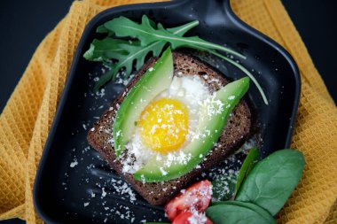 Yağda yumurtalı avokado sandviçi. Sağlıklı kahvaltı ya da atıştırmalık için yumurtalı ekmek, kopyalama alanı. Vegan avokado sandviçi üst görüntüsü. Yakın plan.