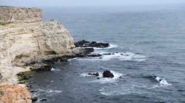 İnanılmaz deniz manzarası. Kayalık uçurum dağları, dalgalar, rüzgar ve deniz üzerinde uçan kuşlar. Hava görüntüleri. Mavi Pasifik okyanus suyu ve tropikal adaların en üst görüntüsü