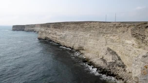 令人惊奇的海景 落基悬崖山 风和鸟儿在海面上飞翔 空中录像 蓝色太平洋海水和热带岛屿的俯瞰 — 图库视频影像