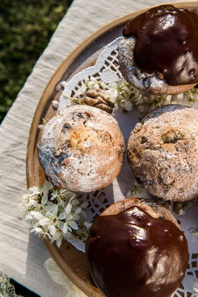 Lekkere Vanille Cupcakes Met Rozijnen Zelfgemaakte Muffin Cupcake Met Suikerpoeder — Stockfoto