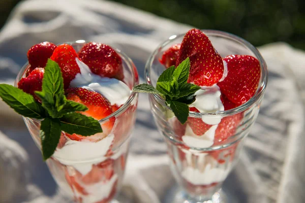 Morangos Frescos Com Iogurte Chantilly Hora Pequeno Almoço Comida Saudável — Fotografia de Stock