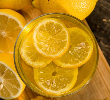 Eski ahşap arka planda taze kivi jölesi ve limon jölesi. Lezzetli sağlıklı vejetaryen tatlı şekeri.. 