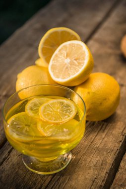 Eski ahşap arka planda taze limon jölesi. Lezzetli sağlıklı vejetaryen tatlı şekeri.. 