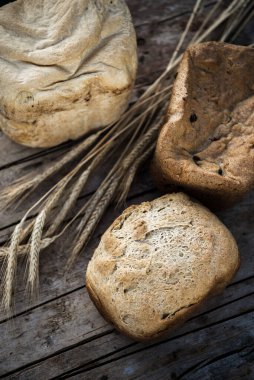 Taze çavdar ekmeği ya da koyu masa arkasında tam tahıllı ekmek. Dilimlenmiş sağlıklı ekmek, ev yapımı ekmek. Organik tarım gıdaları. 