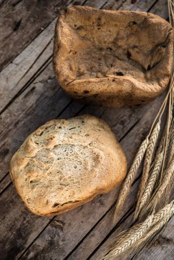 Taze çavdar ekmeği ya da koyu masa arkasında tam tahıllı ekmek. Dilimlenmiş sağlıklı ekmek, ev yapımı ekmek. Organik tarım gıdaları. 