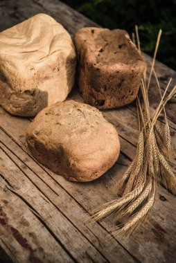 Taze çavdar ekmeği ya da koyu masa arkasında tam tahıllı ekmek. Dilimlenmiş sağlıklı ekmek, ev yapımı ekmek. Organik tarım gıdaları. 