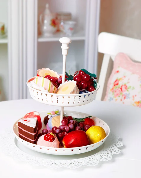 Bonbons et assiette de fruits sur la cuisine . — Photo