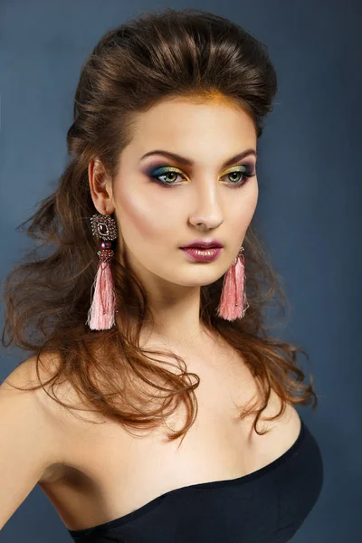 Beauty Portrait Girl Dark Background Long Earrings Evening Make — Stock Photo, Image