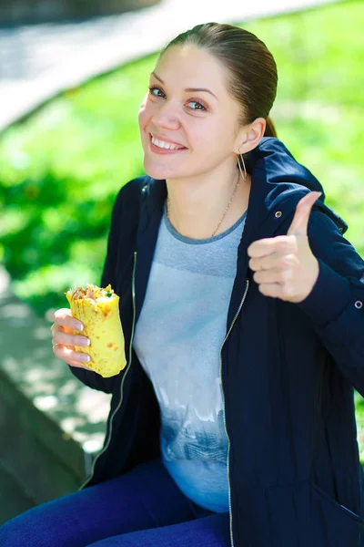 Kız shawarma sokakta yiyor..