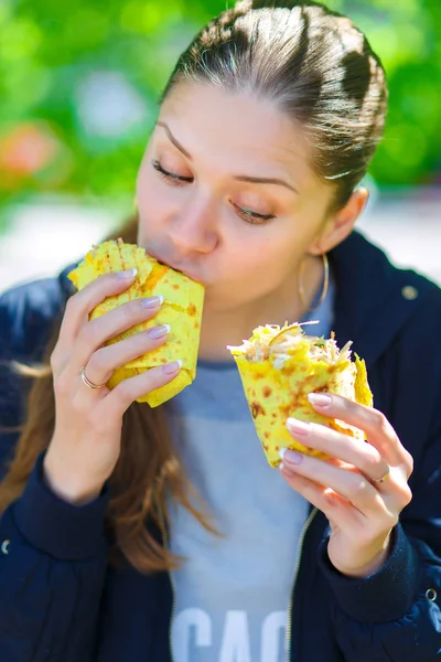 여자는 거리에 shawarma를 먹는다. — 스톡 사진