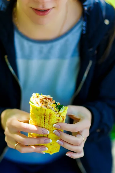 Kız shawarma sokakta yiyor..