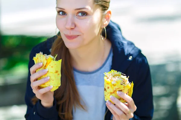 Kız shawarma sokakta yiyor.. — Stok fotoğraf