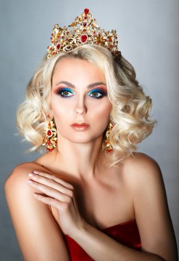 Tatlı prenses. Taç güzel kız. Güzel prenses bir taç. Kraliyet süslemeleri bir kız.