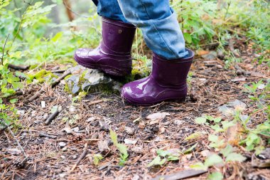 lastik çizmeler ormanın içinde çocuğun ayak