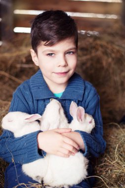çocuk ve tavşan