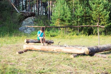 çocuk ormanda ağlıyor