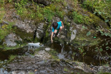 Bir çocuk tarafından akış dağlarda