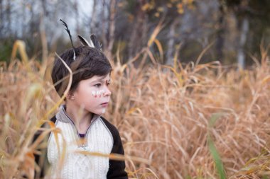 çocuk onun yüzünde boyalar ile