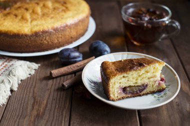 Sıcak çay, pasta, meyve ve baharat
