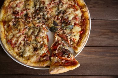 Peynirli ve domatesli pizza.