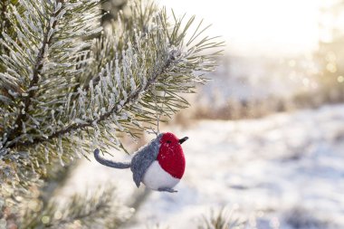 oyuncak kuş çam dalı