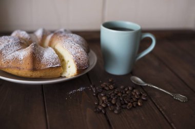 Bir fincan kahve ve ev yapımı kek.