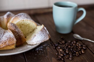 Bir fincan kahve ve ev yapımı kek.