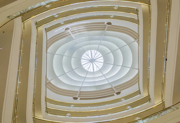 Υπέροχη κυκλική αρχιτεκτονική σε ένα εμπορικό κέντρο στο Σαν Φρανσίσκο — Φωτογραφία Αρχείου